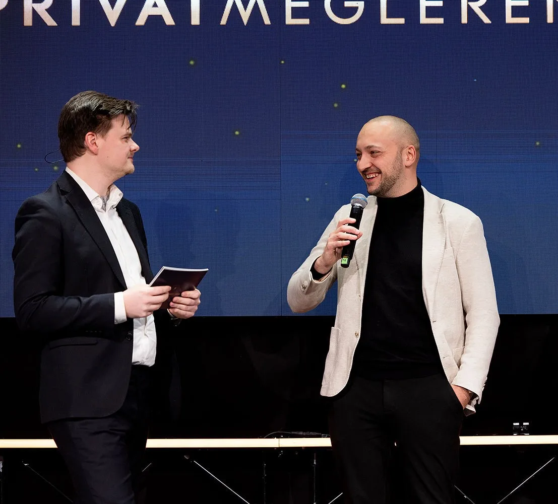 Bjørn Eivind Thorbjørnsen på scenen under PrivatMeglerens kick-off.